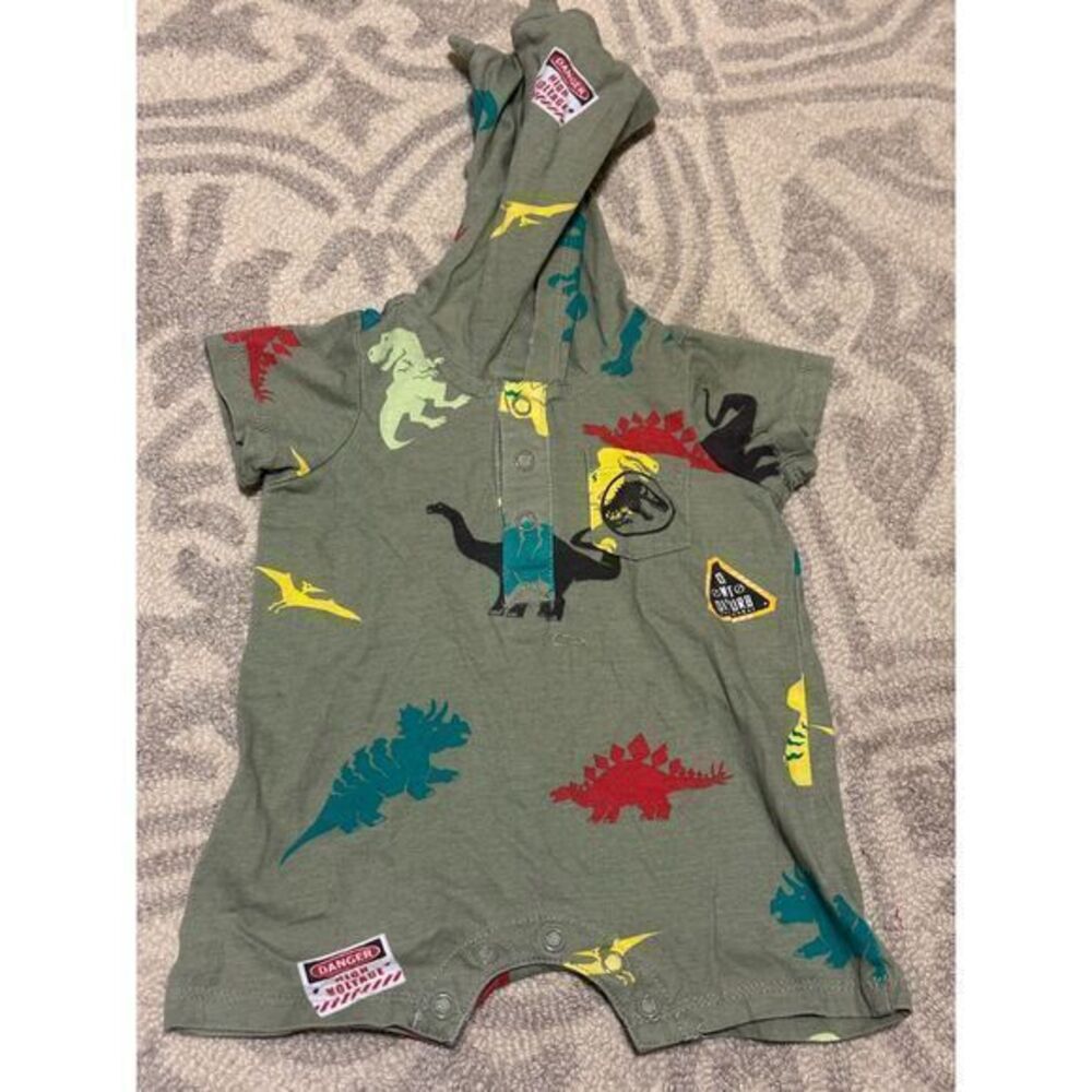 JURASSIC‎ WORLD SHORT SLEEVE ONE PIECE WITH SPIKED HOOD(6 MO). EUC